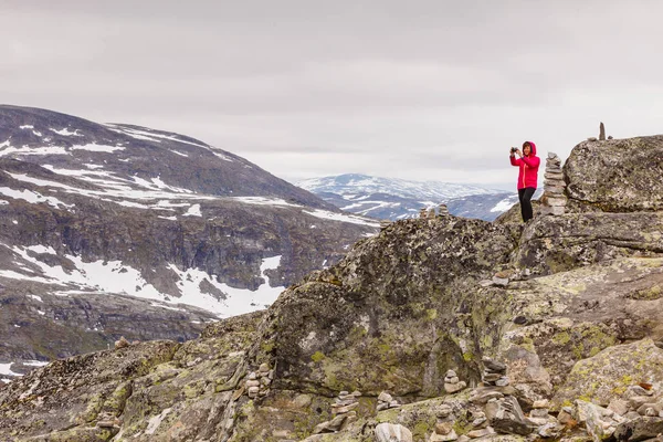 Turista tomando fotos desde el mirador Dalsnibba Noruega —  Fotos de Stock