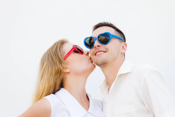 Uomo e donna che indossano occhiali da sole a forma di cuore — Foto Stock