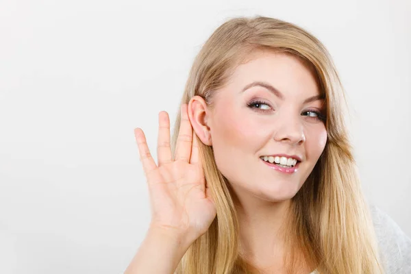 Woman putting hand ear to hear better — Stock Photo, Image