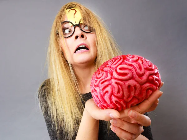 Donna strana che tiene il cervello con l'idea — Foto Stock