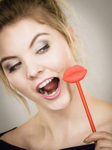 Gelukkige vrouw met lippen op stick — Stockfoto