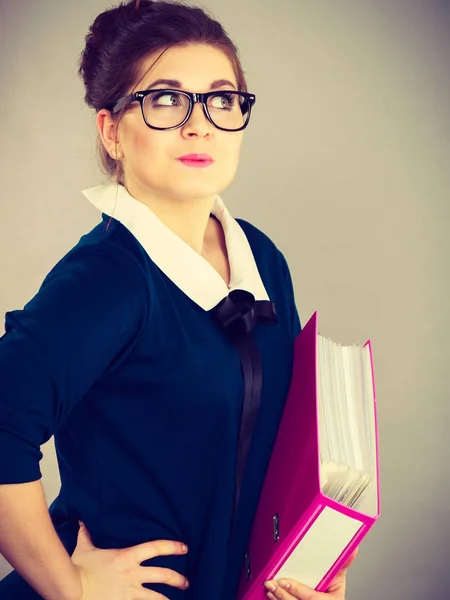 Mujer de negocios positiva feliz celebración de carpeta con documentos —  Fotos de Stock