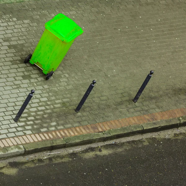 Cubo de plástico con ruedas en la calle exterior — Foto de Stock