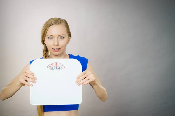 Teenage woman holding bathroom scale machine — Stock Photo, Image