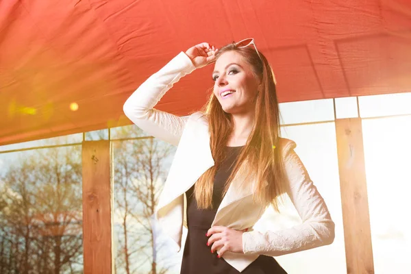 Giovane donna divertirsi nella giornata di sole . — Foto Stock