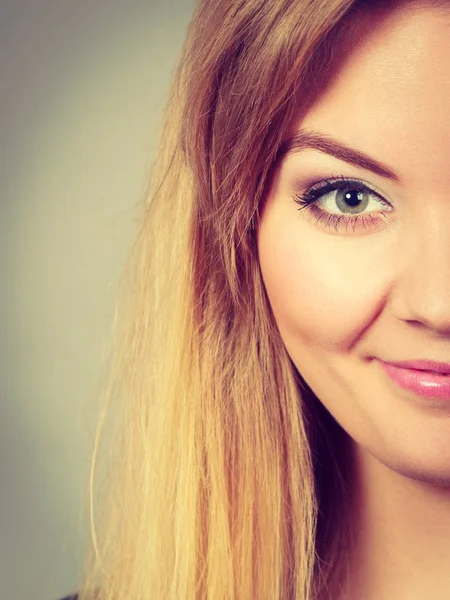 Retrato de mujer rubia feliz sonriendo con alegría —  Fotos de Stock