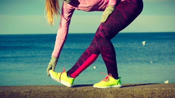 Vrouw fitness sport meisje opleiding buiten bij koud weer — Stockfoto