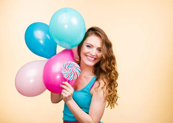 Mujer con globos de colores y piruleta — Foto de Stock