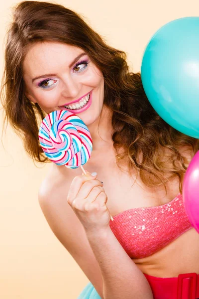 Donna tiene caramelle lecca-lecca e palloncini — Foto Stock