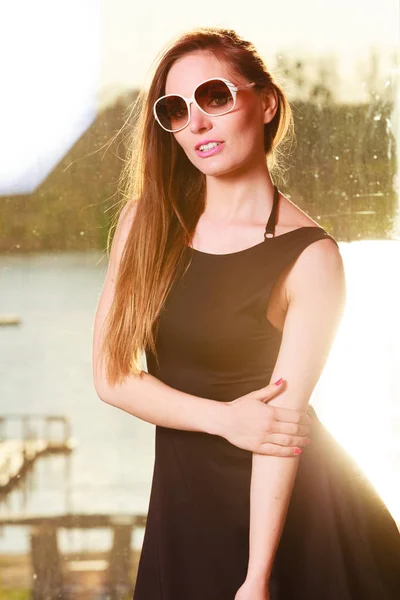 Joven mujer de moda posando durante el día soleado . — Foto de Stock