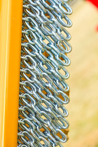 Detaillierte Nahaufnahme, viele Silberketten — Stockfoto