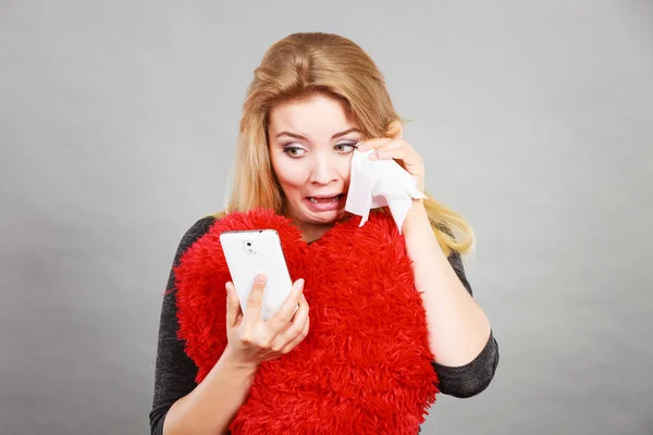 Triste mulher de coração partido olhando para o telefone — Fotografia de Stock