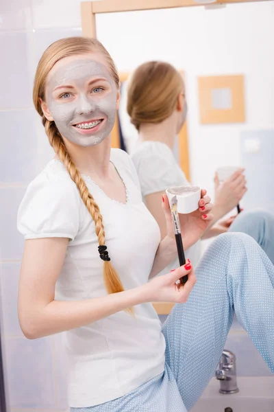 Mujer con máscara de barro gris en la cara — Foto de Stock