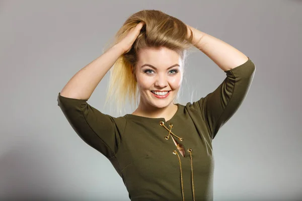 Aantrekkelijke blonde vrouw dragen strakke groene kaki boven — Stockfoto