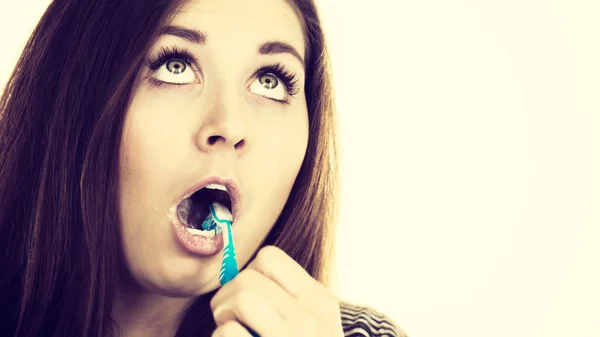 Woman brushing cleaning teeth. — Stock Photo, Image