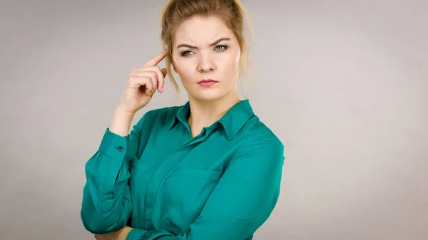 Mujer de negocios pensamiento intensivo — Foto de Stock