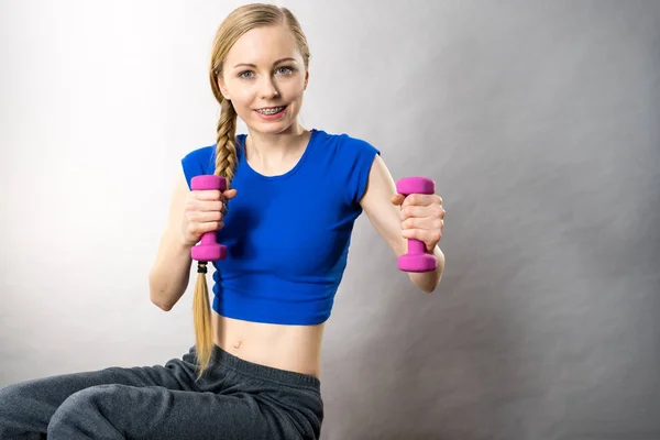 Tiener vrouw uit te werken thuis met halter — Stockfoto