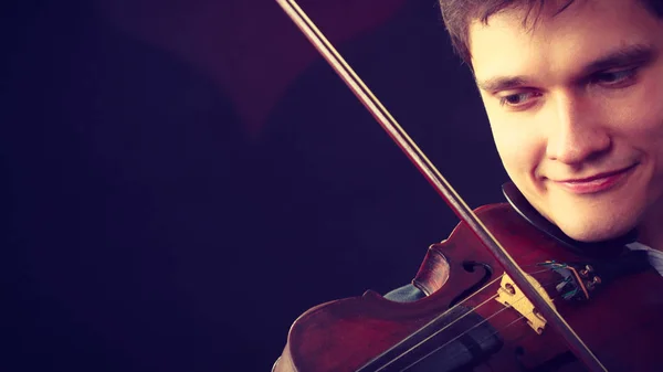 Hombre hombre vestido elegantemente tocando el violín — Foto de Stock