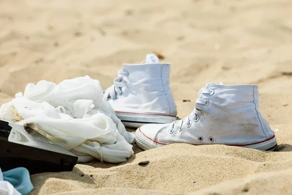 Ζευγάρι άσπρα αθλητικά παπούτσια σε αμμώδη παραλία — Φωτογραφία Αρχείου