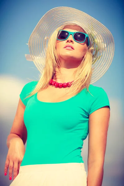 Retrato de mujer hermosa durante el verano — Foto de Stock