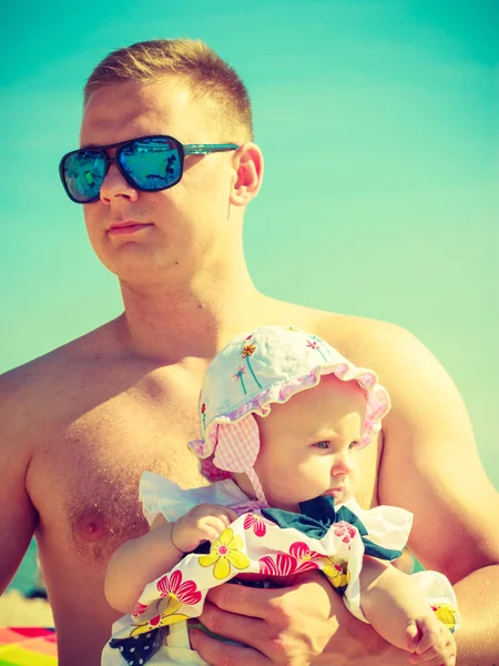 Mannen som poserar med baby på sommaren — Stockfoto