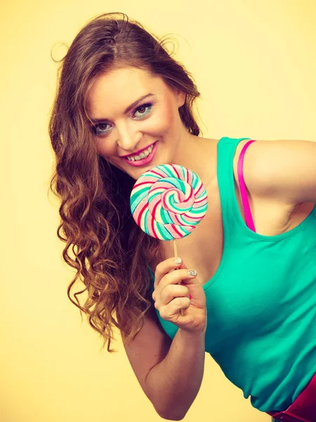 Frau charmantes Mädchen mit Lutscher-Bonbons — Stockfoto