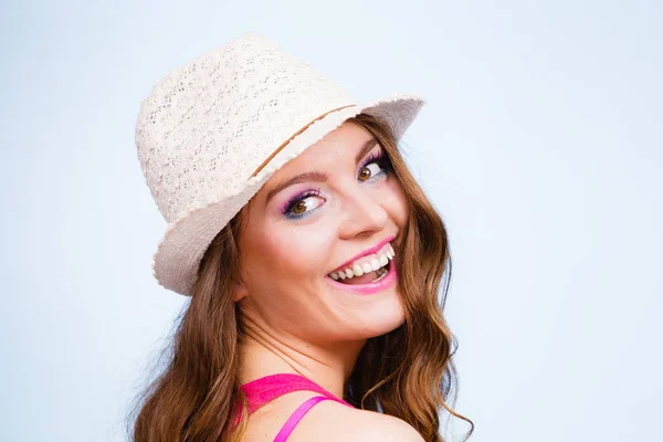 Mujer en verano sombrero de paja en la cabeza sonriendo — Foto de Stock