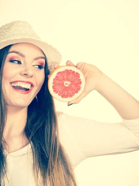 Nő a gazdaság Fél grapefruit a citrusfélék a kezében — Stock Fotó