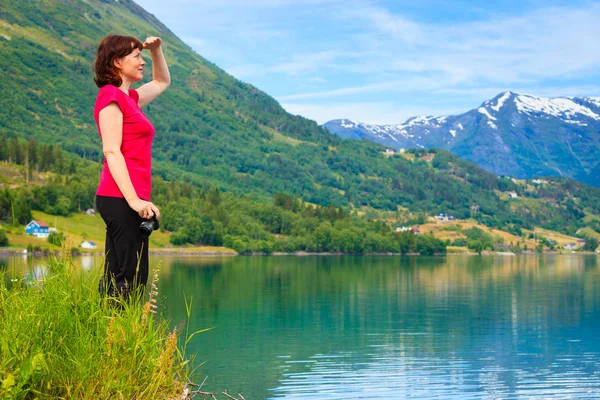 Turistické žena kochat výhledem na fjord v Norsku — Stock fotografie