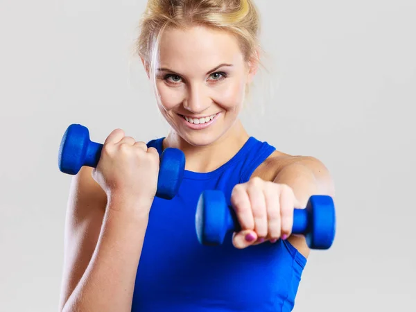 Fit vrouw tillen halters gewichten — Stockfoto