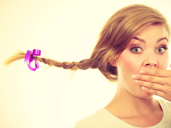 Adolescente en cheveux tressés faisant visage choqué — Photo