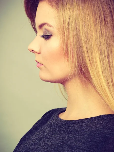 Portret van vrouwelijke blonde jonge vrouw — Stockfoto