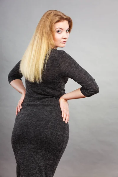 Kvinna som bär tight klänning, bakifrån — Stockfoto