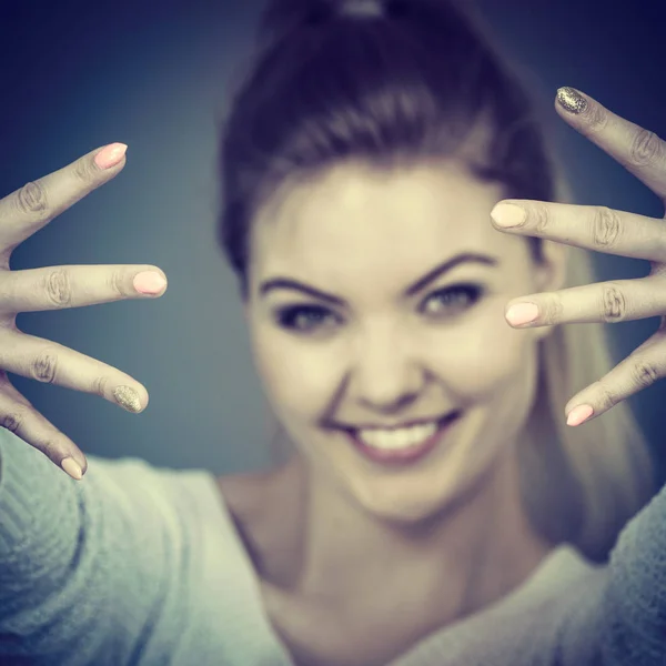 Šťastná žena ukazující její ruce — Stock fotografie
