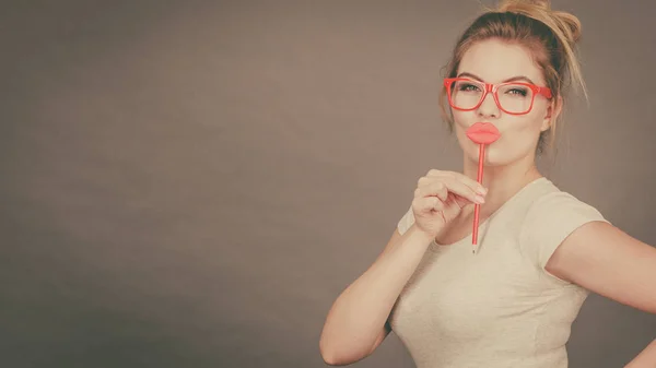 Mujer feliz sosteniendo labios falsos en palo —  Fotos de Stock