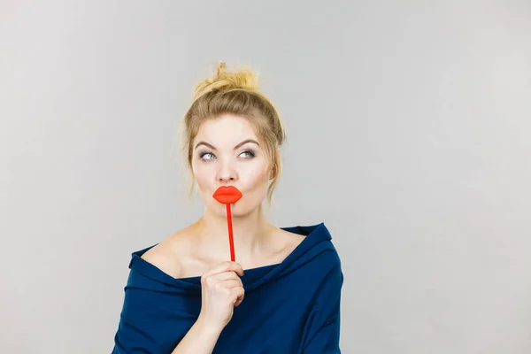 Mujer divertida sosteniendo grandes labios rojos en palo —  Fotos de Stock