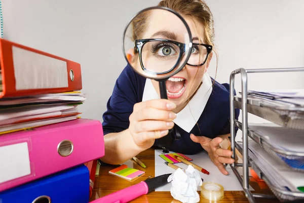 Grappige vrouw office werken secretaris met Vergrootglas — Stockfoto