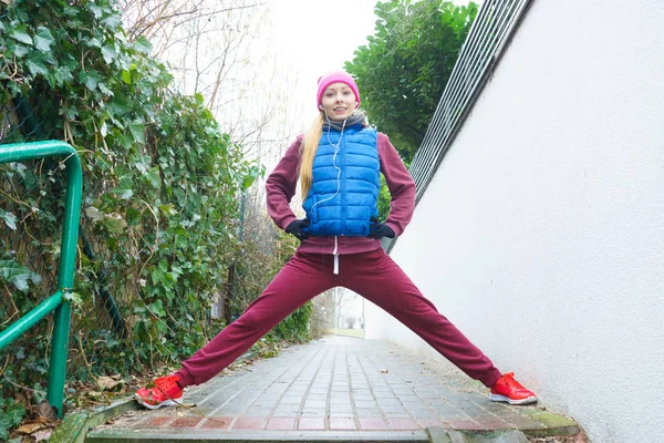 Vrouw het dragen van sportkleding uitoefenen buiten tijdens de herfst — Stockfoto