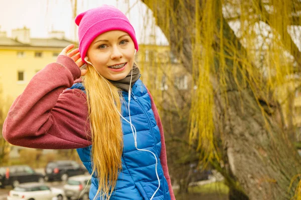 Adolescente menina desportiva ouvir música ao ar livre . — Fotografia de Stock