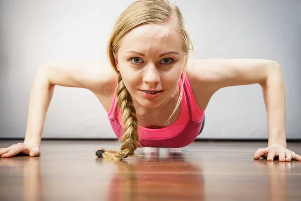 Mulher treinando em casa fazendo flexões — Fotografia de Stock