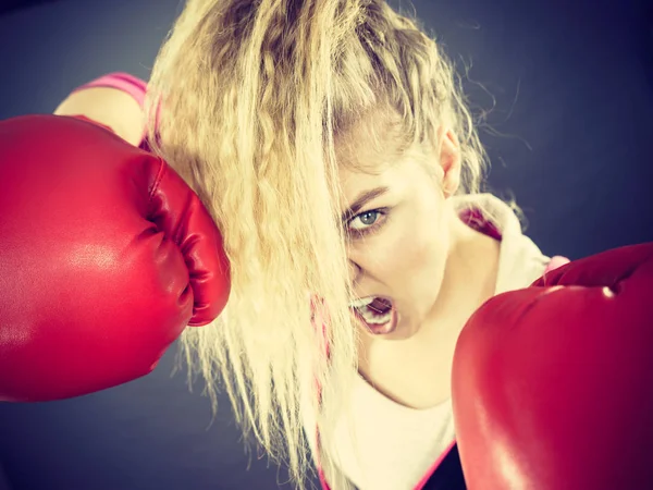 Donna arrabbiata che indossa guanti da boxe — Foto Stock