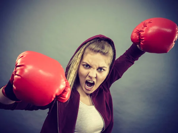 Wütende Frau mit Boxhandschuhen — Stockfoto