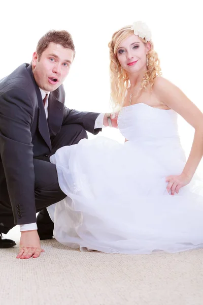 Lycklig brudgum och brud poserar för äktenskap foto — Stockfoto