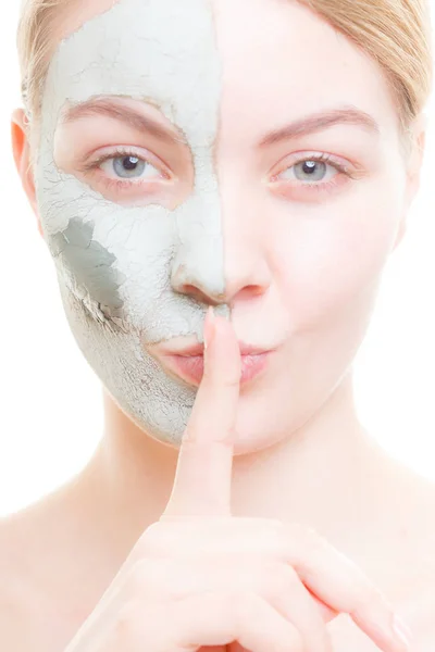Yeşil Çamur maskesi yüzünde olan kadın — Stok fotoğraf
