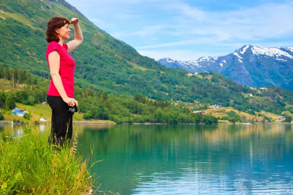 Mujer turística disfrutando de la vista del fiordo en Noruega —  Fotos de Stock