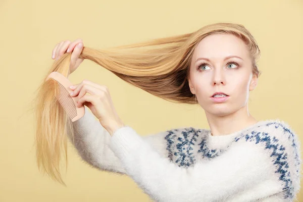 Adolescente blonde fille brossant ses cheveux avec peigne — Photo