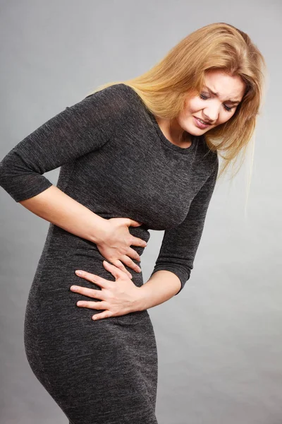 Mujer con fuerte dolor de estómago. Síndromos — Foto de Stock