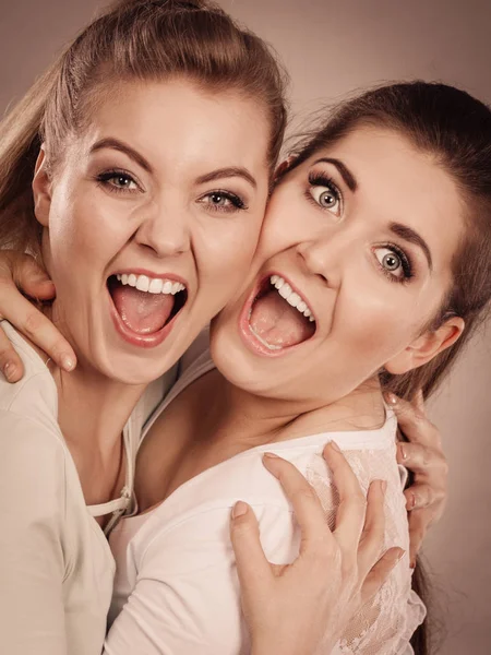 Dvě ženy happy přátelé objímání — Stock fotografie