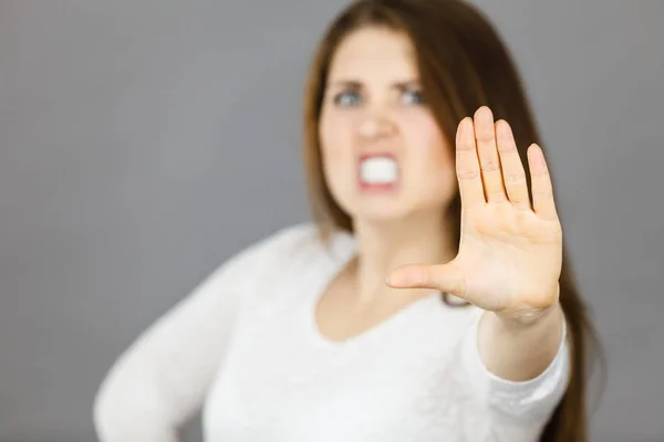 Apodicticity dühös nő stop lapokkal mutató — Stock Fotó