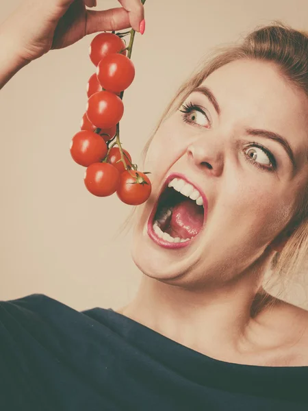 Mujer sosteniendo tomates cherry frescos — Foto de Stock